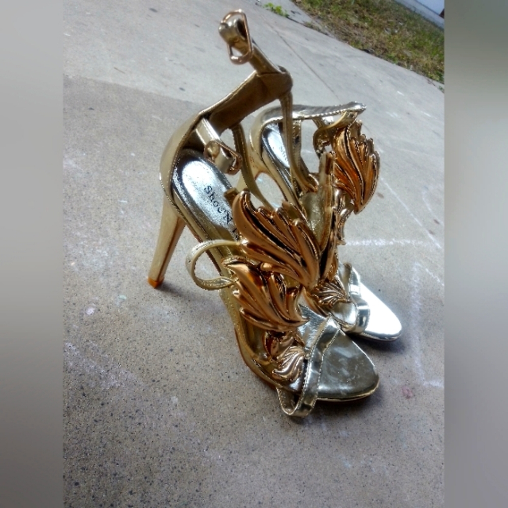 Shoe ' n Tale Gold Heels